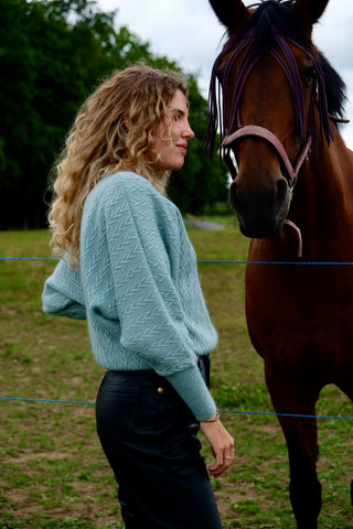 Hochwertiger 80s Handmade Pullover mit Rundhalskragen und Raglan-/Ballonärmeln in weitem Fledermaus-Schnitt und mit hübschem Strickmuster, vermutlich (reine) Wolle mit Mohair-Anteil, die Farbe ist ein tolles Mint/Türkis – ideal für eine XS bis S und ein absolutes Highlight
