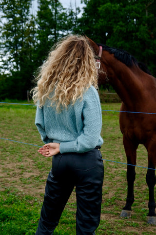 Hochwertiger 80s Handmade Pullover mit Rundhalskragen und Raglan-/Ballonärmeln in weitem Fledermaus-Schnitt und mit hübschem Strickmuster, vermutlich (reine) Wolle mit Mohair-Anteil, die Farbe ist ein tolles Mint/Türkis – ideal für eine XS bis S und ein absolutes Highlight