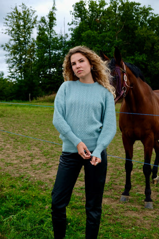 Hochwertiger 80s Handmade Pullover mit Rundhalskragen und Raglan-/Ballonärmeln in weitem Fledermaus-Schnitt und mit hübschem Strickmuster, vermutlich (reine) Wolle mit Mohair-Anteil, die Farbe ist ein tolles Mint/Türkis – ideal für eine XS bis S und ein absolutes Highlight