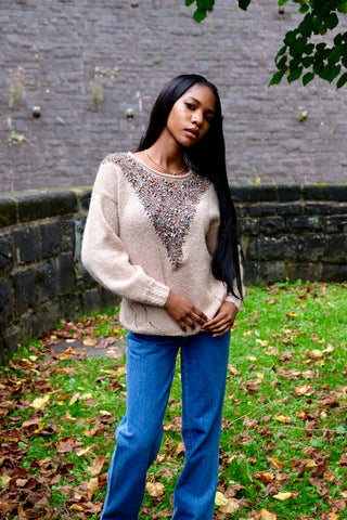 80s/90s Handmade Wollpullover in hellem Beige mit Rollsaumkragen, Lochstrickdetails und atemberaubenden Glitzer-Strickmuster in Orange, Grau, Beige, Blau, Silber und Goldbraun – tragbar von einer XS bis S – ein wahres Unikat und absolutes Highlight