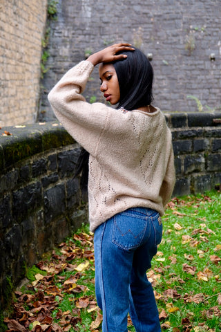 80s/90s Handmade Wollpullover in hellem Beige mit Rollsaumkragen, Lochstrickdetails und atemberaubenden Glitzer-Strickmuster in Orange, Grau, Beige, Blau, Silber und Goldbraun – tragbar von einer XS bis S – ein wahres Unikat und absolutes Highlight