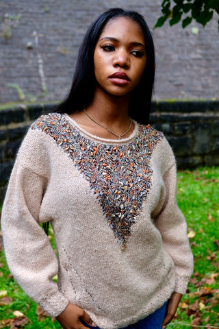 80s/90s Handmade Wollpullover in hellem Beige mit Rollsaumkragen, Lochstrickdetails und atemberaubenden Glitzer-Strickmuster in Orange, Grau, Beige, Blau, Silber und Goldbraun – tragbar von einer XS bis S – ein wahres Unikat und absolutes Highlight