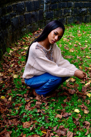 80s/90s Handmade Wollpullover in hellem Beige mit Rollsaumkragen, Lochstrickdetails und atemberaubenden Glitzer-Strickmuster in Orange, Grau, Beige, Blau, Silber und Goldbraun – tragbar von einer XS bis S – ein wahres Unikat und absolutes Highlight