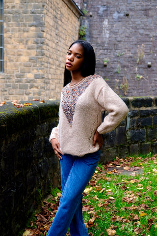 80s/90s Handmade Wollpullover in hellem Beige mit Rollsaumkragen, Lochstrickdetails und atemberaubenden Glitzer-Strickmuster in Orange, Grau, Beige, Blau, Silber und Goldbraun – tragbar von einer XS bis S – ein wahres Unikat und absolutes Highlight