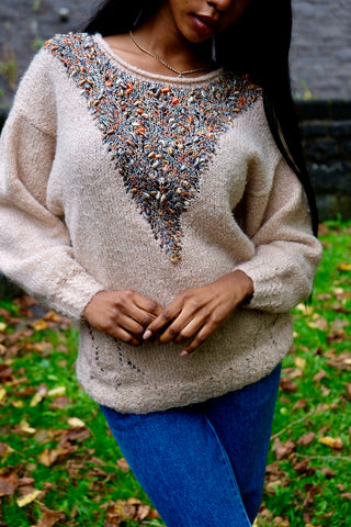 80s/90s Handmade Wollpullover in hellem Beige mit Rollsaumkragen, Lochstrickdetails und atemberaubenden Glitzer-Strickmuster in Orange, Grau, Beige, Blau, Silber und Goldbraun – tragbar von einer XS bis S – ein wahres Unikat und absolutes Highlight