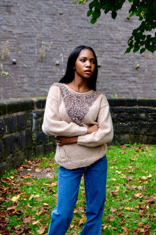 80s/90s Handmade Wollpullover in hellem Beige mit Rollsaumkragen, Lochstrickdetails und atemberaubenden Glitzer-Strickmuster in Orange, Grau, Beige, Blau, Silber und Goldbraun – tragbar von einer XS bis S – ein wahres Unikat und absolutes Highlight