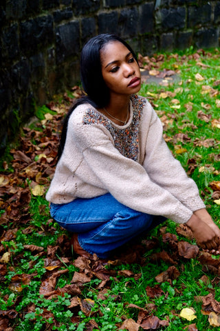 80s/90s Handmade Wollpullover in hellem Beige mit Rollsaumkragen, Lochstrickdetails und atemberaubenden Glitzer-Strickmuster in Orange, Grau, Beige, Blau, Silber und Goldbraun – tragbar von einer XS bis S – ein wahres Unikat und absolutes Highlight
