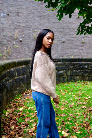 80s/90s Handmade Wollpullover in hellem Beige mit Rollsaumkragen, Lochstrickdetails und atemberaubenden Glitzer-Strickmuster in Orange, Grau, Beige, Blau, Silber und Goldbraun – tragbar von einer XS bis S – ein wahres Unikat und absolutes Highlight