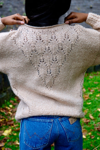 80s/90s Handmade Wollpullover in hellem Beige mit Rollsaumkragen, Lochstrickdetails und atemberaubenden Glitzer-Strickmuster in Orange, Grau, Beige, Blau, Silber und Goldbraun – tragbar von einer XS bis S – ein wahres Unikat und absolutes Highlight