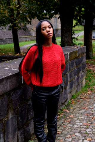 Roter 70s/80s Pullover aus Wollmischung, lockerer Schnitt mit Rundhalskragen und schönen Zopfstrickdetails – wir empfehlen den Pullover einer XS bis S – ein absolutes Highlight