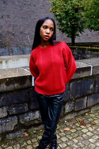 Roter 70s/80s Pullover aus Wollmischung, lockerer Schnitt mit Rundhalskragen und schönen Zopfstrickdetails – wir empfehlen den Pullover einer XS bis S – ein absolutes Highlight
