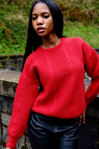 Roter 70s/80s Pullover aus Wollmischung, lockerer Schnitt mit Rundhalskragen und schönen Zopfstrickdetails – wir empfehlen den Pullover einer XS bis S – ein absolutes Highlight