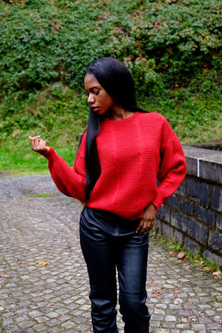 Roter 70s/80s Pullover aus Wollmischung, lockerer Schnitt mit Rundhalskragen und schönen Zopfstrickdetails – wir empfehlen den Pullover einer XS bis S – ein absolutes Highlight