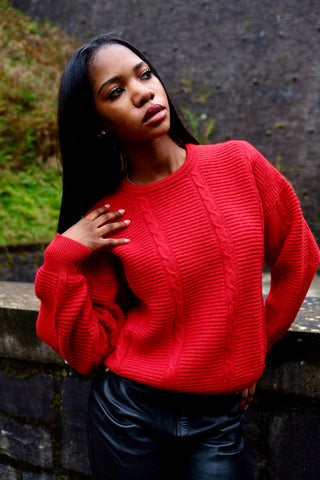 Roter 70s/80s Pullover aus Wollmischung, lockerer Schnitt mit Rundhalskragen und schönen Zopfstrickdetails – wir empfehlen den Pullover einer XS bis S – ein absolutes Highlight