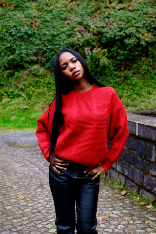 Roter 70s/80s Pullover aus Wollmischung, lockerer Schnitt mit Rundhalskragen und schönen Zopfstrickdetails – wir empfehlen den Pullover einer XS bis S – ein absolutes Highlight