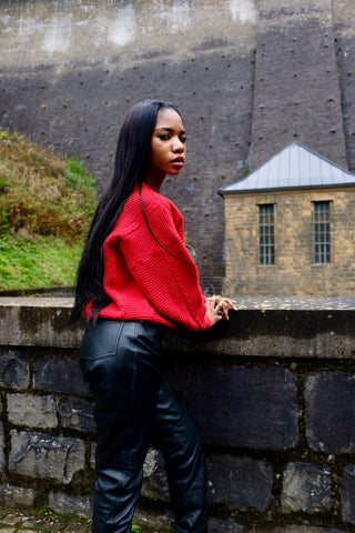 Roter 70s/80s Pullover aus Wollmischung, lockerer Schnitt mit Rundhalskragen und schönen Zopfstrickdetails – wir empfehlen den Pullover einer XS bis S – ein absolutes Highlight