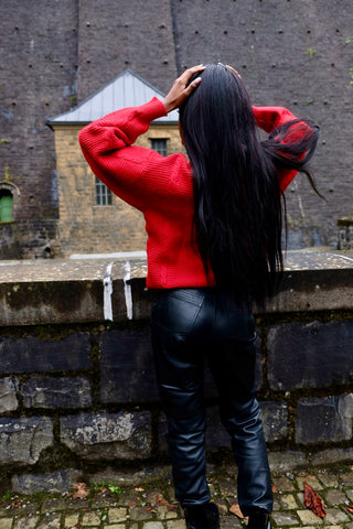 Roter 70s/80s Pullover aus Wollmischung, lockerer Schnitt mit Rundhalskragen und schönen Zopfstrickdetails – wir empfehlen den Pullover einer XS bis S – ein absolutes Highlight