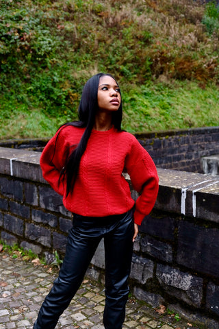 Roter 70s/80s Pullover aus Wollmischung, lockerer Schnitt mit Rundhalskragen und schönen Zopfstrickdetails – wir empfehlen den Pullover einer XS bis S – ein absolutes Highlight