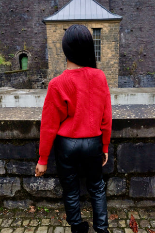 Roter 70s/80s Pullover aus Wollmischung, lockerer Schnitt mit Rundhalskragen und schönen Zopfstrickdetails – wir empfehlen den Pullover einer XS bis S – ein absolutes Highlight