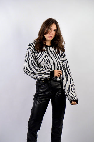 80s Pullover in bewusst lockerem Schnitt mit Rundhalskragen und tollem Zebra-Strickmuster in Schwarz und Weiß sowie mit dezenten Glitzerfäden in Silber – unisex tragbar (Herren-XS), für Damen empfehlen wir den Pullover einer S bis M