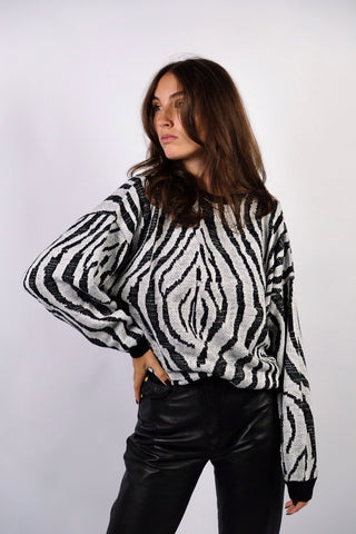 80s Pullover in bewusst lockerem Schnitt mit Rundhalskragen und tollem Zebra-Strickmuster in Schwarz und Weiß sowie mit dezenten Glitzerfäden in Silber – unisex tragbar (Herren-XS), für Damen empfehlen wir den Pullover einer S bis M