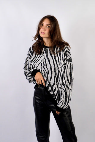 80s Pullover in bewusst lockerem Schnitt mit Rundhalskragen und tollem Zebra-Strickmuster in Schwarz und Weiß sowie mit dezenten Glitzerfäden in Silber – unisex tragbar (Herren-XS), für Damen empfehlen wir den Pullover einer S bis M