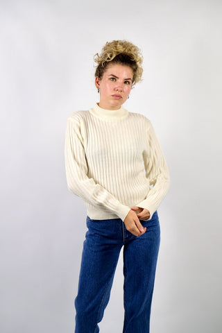 Cremeweißer 90s Pullover aus Wollmischung, mit Stehkragen und gerippter Struktur – entspricht ca. einer heutigen M, auch lockerer von einer S tragbar – ein Basic Highlight