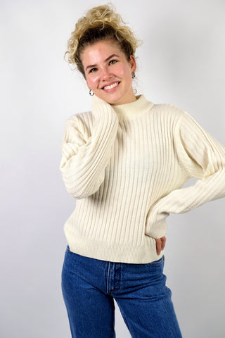 Cremeweißer 90s Pullover aus Wollmischung, mit Stehkragen und gerippter Struktur – entspricht ca. einer heutigen M, auch lockerer von einer S tragbar – ein Basic Highlight