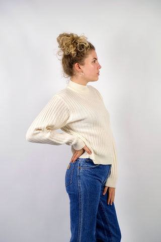 Cremeweißer 90s Pullover aus Wollmischung, mit Stehkragen und gerippter Struktur – entspricht ca. einer heutigen M, auch lockerer von einer S tragbar – ein Basic Highlight