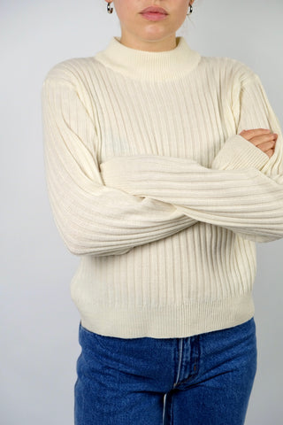 Cremeweißer 90s Pullover aus Wollmischung, mit Stehkragen und gerippter Struktur – entspricht ca. einer heutigen M, auch lockerer von einer S tragbar – ein Basic Highlight