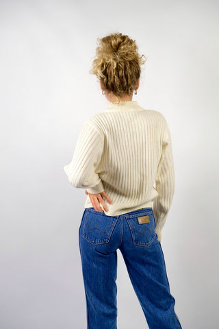 Cremeweißer 90s Pullover aus Wollmischung, mit Stehkragen und gerippter Struktur – entspricht ca. einer heutigen M, auch lockerer von einer S tragbar – ein Basic Highlight