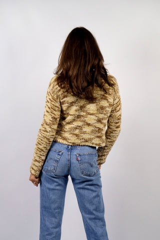 Handmade 90s/00s Pullover aus flauschigem Material, cropped Schnitt mit Stehkragen und tollem Strickmuster in Vanillegelb, Braun und Weiß – ideal für eine XS und ein absolutes Highlight
