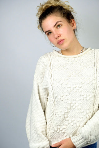 Weißer 80s/90s Handmade Baumwollpullover in bewusst lockerem Schnitt mit Rollsaumkragen und tollen Popcorn-Strick-Details – für einen lockeren Look empfehlen wir den Pullover einer XS bis S