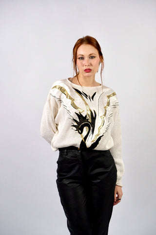 Atemberaubender, cremeweißer 80s Pullover aus hochwertiger Materialmischung (Ramie, Baumwolle und Viskose) – mit Schwanenmotiv auf der Vorderseite, das durch Applikationen in Schwarz, Weiß und Metallic-Gold-Tönen gestaltet wurde – die angegebene Größe ist L, tragbar von M bis L und ein absolutes Highlight