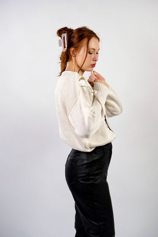 Atemberaubender, cremeweißer 80s Pullover aus hochwertiger Materialmischung (Ramie, Baumwolle und Viskose) – mit Schwanenmotiv auf der Vorderseite, das durch Applikationen in Schwarz, Weiß und Metallic-Gold-Tönen gestaltet wurde – die angegebene Größe ist L, tragbar von M bis L und ein absolutes Highlight