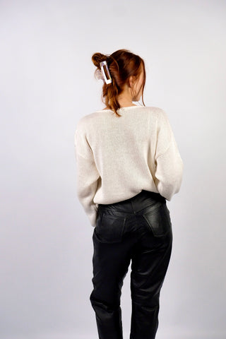 Atemberaubender, cremeweißer 80s Pullover aus hochwertiger Materialmischung (Ramie, Baumwolle und Viskose) – mit Schwanenmotiv auf der Vorderseite, das durch Applikationen in Schwarz, Weiß und Metallic-Gold-Tönen gestaltet wurde – die angegebene Größe ist L, tragbar von M bis L und ein absolutes Highlight