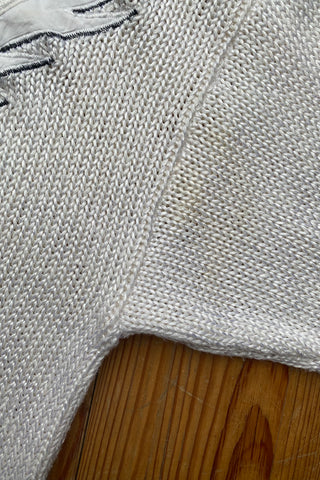 Atemberaubender, cremeweißer 80s Pullover aus hochwertiger Materialmischung (Ramie, Baumwolle und Viskose) – mit Schwanenmotiv auf der Vorderseite, das durch Applikationen in Schwarz, Weiß und Metallic-Gold-Tönen gestaltet wurde – die angegebene Größe ist L, tragbar von M bis L und ein absolutes Highlight