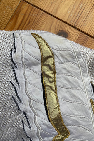 Atemberaubender, cremeweißer 80s Pullover aus hochwertiger Materialmischung (Ramie, Baumwolle und Viskose) – mit Schwanenmotiv auf der Vorderseite, das durch Applikationen in Schwarz, Weiß und Metallic-Gold-Tönen gestaltet wurde – die angegebene Größe ist L, tragbar von M bis L und ein absolutes Highlight