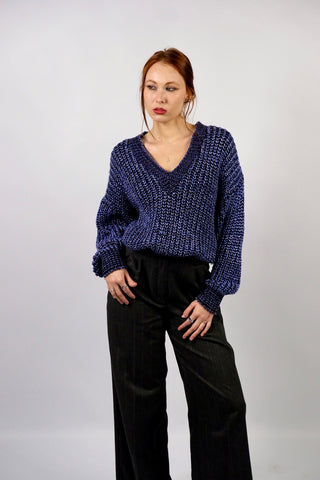 80s Grobstrickpullover mit V-Kragen, Lilablau und Schwarz meliert, mit Lurexfäden – bewusst locker und oversized geschnittene Größe S, daher auch von einer M tragbar (bitte Maße beachten) – ein absolutes Highlight