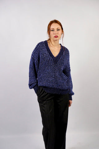 80s Grobstrickpullover mit V-Kragen, Lilablau und Schwarz meliert, mit Lurexfäden – bewusst locker und oversized geschnittene Größe S, daher auch von einer M tragbar (bitte Maße beachten) – ein absolutes Highlight