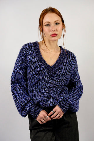 80s Grobstrickpullover mit V-Kragen, Lilablau und Schwarz meliert, mit Lurexfäden – bewusst locker und oversized geschnittene Größe S, daher auch von einer M tragbar (bitte Maße beachten) – ein absolutes Highlight
