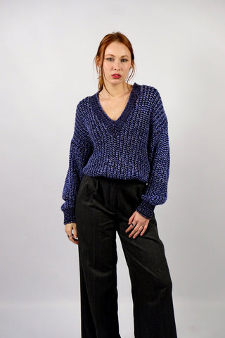 80s Grobstrickpullover mit V-Kragen, Lilablau und Schwarz meliert, mit Lurexfäden – bewusst locker und oversized geschnittene Größe S, daher auch von einer M tragbar (bitte Maße beachten) – ein absolutes Highlight