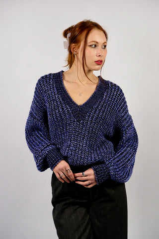 80s Grobstrickpullover mit V-Kragen, Lilablau und Schwarz meliert, mit Lurexfäden – bewusst locker und oversized geschnittene Größe S, daher auch von einer M tragbar (bitte Maße beachten) – ein absolutes Highlight