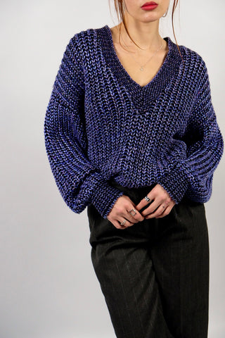 80s Grobstrickpullover mit V-Kragen, Lilablau und Schwarz meliert, mit Lurexfäden – bewusst locker und oversized geschnittene Größe S, daher auch von einer M tragbar (bitte Maße beachten) – ein absolutes Highlight