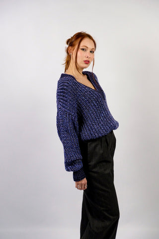 80s Grobstrickpullover mit V-Kragen, Lilablau und Schwarz meliert, mit Lurexfäden – bewusst locker und oversized geschnittene Größe S, daher auch von einer M tragbar (bitte Maße beachten) – ein absolutes Highlight