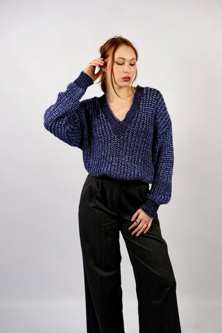 80s Grobstrickpullover mit V-Kragen, Lilablau und Schwarz meliert, mit Lurexfäden – bewusst locker und oversized geschnittene Größe S, daher auch von einer M tragbar (bitte Maße beachten) – ein absolutes Highlight