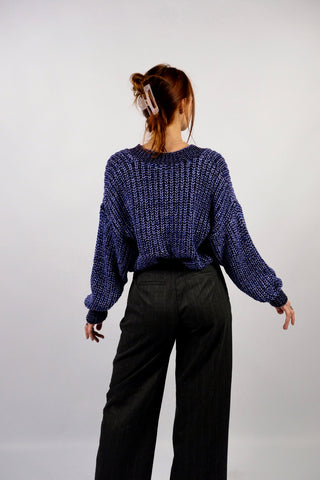 80s Grobstrickpullover mit V-Kragen, Lilablau und Schwarz meliert, mit Lurexfäden – bewusst locker und oversized geschnittene Größe S, daher auch von einer M tragbar (bitte Maße beachten) – ein absolutes Highlight