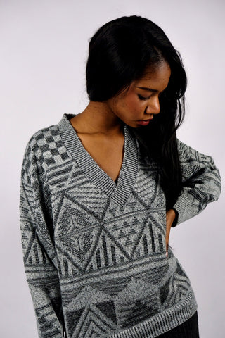 80s/90s Pullover mit V-Kragen und geometrischem Azteken-/Grafikmuster in Grau und Schwarz – unisex tragbar (Herren XS, Damen XS/S)