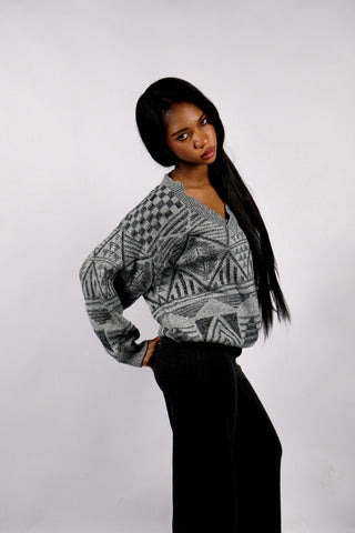 80s/90s Pullover mit V-Kragen und geometrischem Azteken-/Grafikmuster in Grau und Schwarz – unisex tragbar (Herren XS, Damen XS/S)