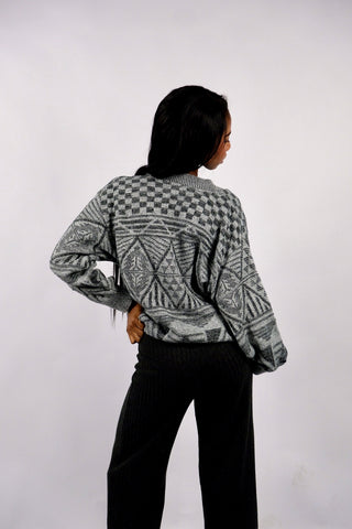 80s/90s Pullover mit V-Kragen und geometrischem Azteken-/Grafikmuster in Grau und Schwarz – unisex tragbar (Herren XS, Damen XS/S)